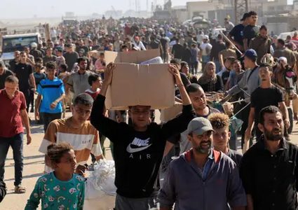 "هآرتس": الجيش أوعز بإطلاق النار على منتظري المساعدات في غزة