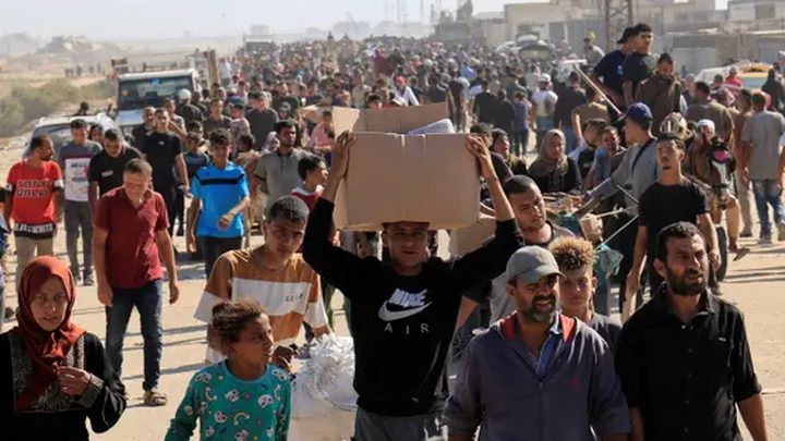 "هآرتس": الجيش أوعز بإطلاق النار على منتظري المساعدات في غزة