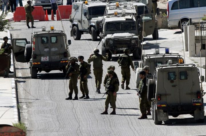 الاحتلال يحتجز صحفي من جنين على حاجز عسكري غرب نابلس