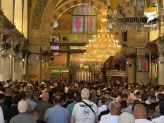 45 ألفا يؤدون صلاة الجمعة في المسجد الأقصى