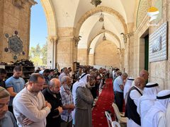 45 ألفا يؤدون صلاة الجمعة في المسجد الأقصى