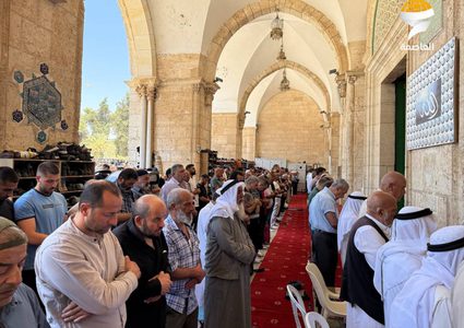 45 ألفا يؤدون صلاة الجمعة في المسجد الأقصى