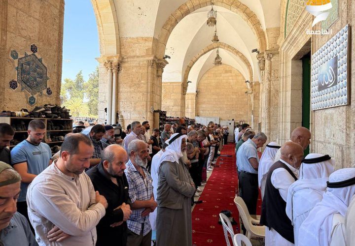 45 ألفا يؤدون صلاة الجمعة في المسجد الأقصى