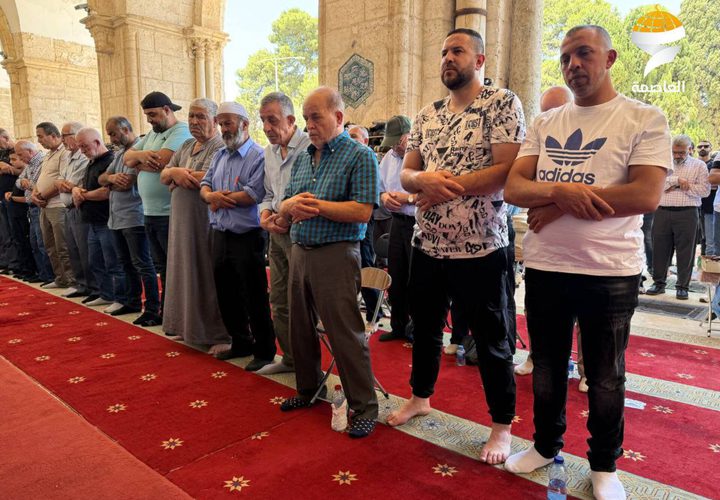 45 ألفا يؤدون صلاة الجمعة في المسجد الأقصى