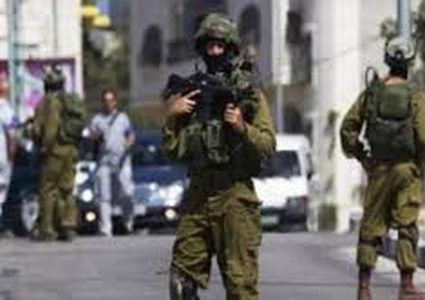 الاحتلال يعتدي بالضرب على مواطن ويحتجز اخرين