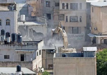 المحافظ كميل يطالب بتدخل دولي عاجل لمنع هدم 104 بنايات جديدة في مخيم طولكرم