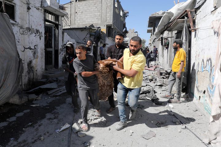 استشهاد ٢٤ مواطنا بينهم صحفي في قصف كافتيريا في غزة