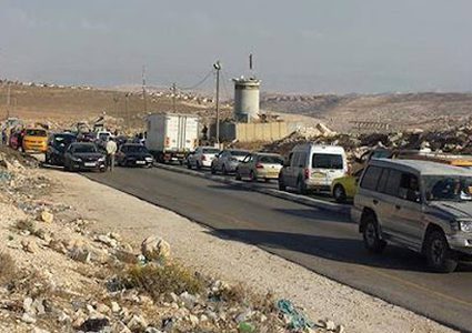 الاحتلال يغلق حاجز جبع ويطلق قنابل الغاز صوب المواطنين