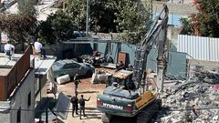 الاحتلال يجبر عائلة مقدسية على هدم منزلها ذاتيا