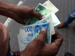 صرف الدفعة الثانية من رواتب الموظفين العموميين عن شهر نيسان اليوم الثلاثاء