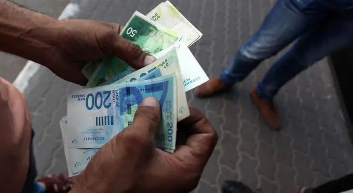 صرف الدفعة الثانية من رواتب الموظفين العموميين عن شهر نيسان اليوم الثلاثاء