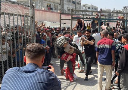 7 شهداء وعشرات الإصابات في استهداف الاحتلال منتظري المساعدات في خان يونس