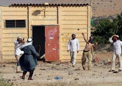 مستوطنون يهاجمون منزلا ويدمرون محتوياته في قرية عرب المليحات