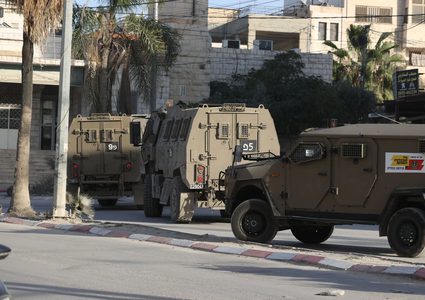 الاحتلال يهدم مخرطة شرق نابلس ويداهم منازلا في تل