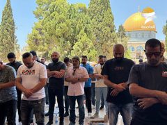 40 ألفا يؤدون صلاة الجمعة في المسجد الأقصى