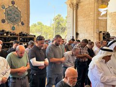40 ألفا يؤدون صلاة الجمعة في المسجد الأقصى