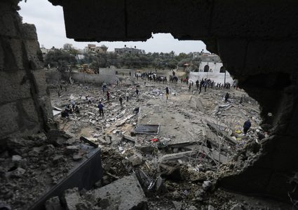 شهيدان ومصابون في استهداف الاحتلال مخيم النصيرات وسط قطاع غزة