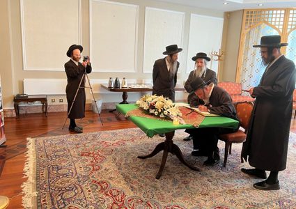 أعضاء منظمة "ناطوري كارتا" يزورون السفارة الإيرانية في لندن