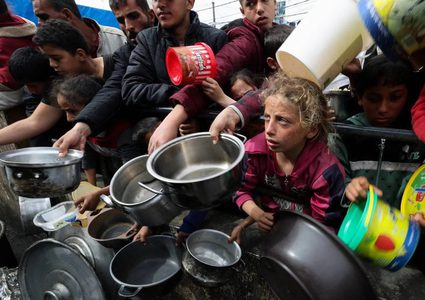 الأونروا: الناس يسقطون مغشيا عليهم في غزة من شدة الجوع