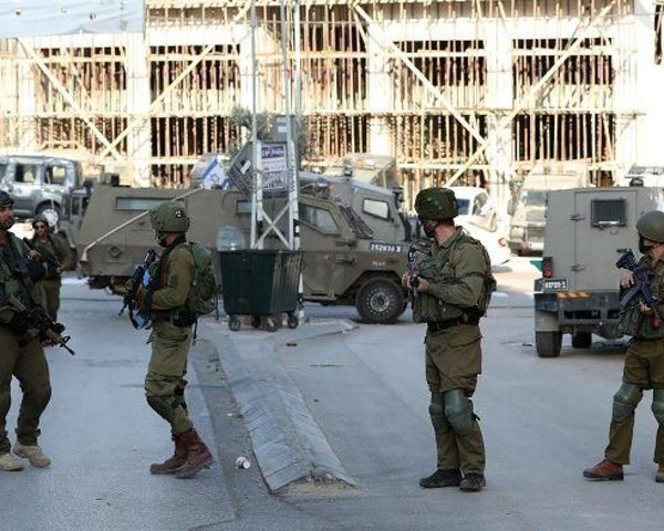 الاحتلال يداهم منازل المواطنين خلال اقتحام قلقيلية