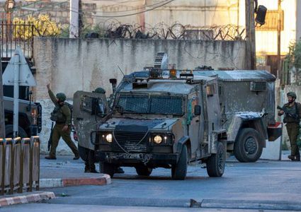 إصابة مواطنة بالإغماء جراء اقتحام الاحتلال منزلها في الخليل