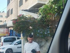 مستوطنون قامو بالقاء الحجاره على سيارة اسعاف النجمه بالقرب من مستوطنة جلعاد غربي نابلس