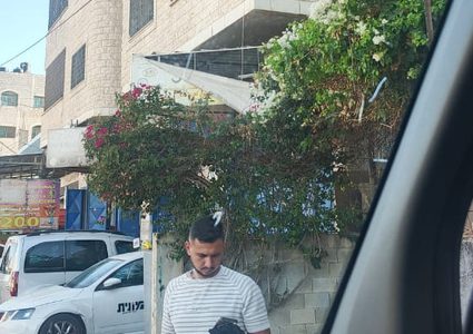 مستوطنون قامو بالقاء الحجاره على سيارة اسعاف النجمه بالقرب من مستوطنة جلعاد غربي نابلس