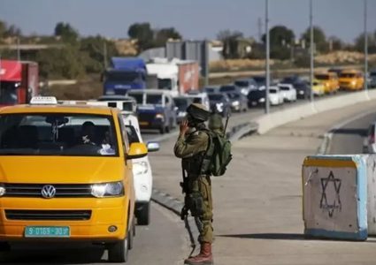 الاحتلال ينصب حاجزا عسكريا عند مدخل بلدة حزما