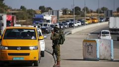 الاحتلال ينصب حاجزا عسكريا عند مدخل بلدة حزما