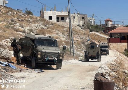 قوات الاحتلال تواصل حصار منزل في قرية سالم شرق نابلس.