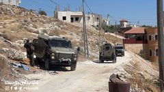 قوات الاحتلال تواصل حصار منزل في قرية سالم شرق نابلس.
