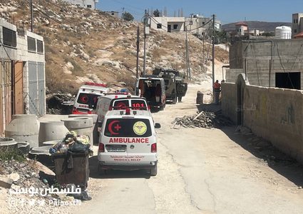 قوات الاحتلال تواصل حصار منزل في قرية سالم شرق نابلس.