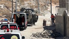 قوات الاحتلال تواصل حصار منزل في قرية سالم شرق نابلس.