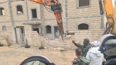 جيش الاحتلال يهدم بناية سكنية غرب رام الله