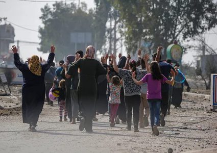 الاحتلال يجبر المواطنين على النزوح قسرا من مناطق في مدينة خان يونس