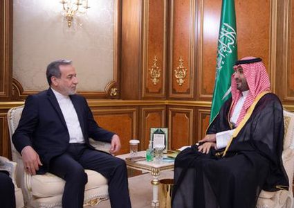 ولي العهد السعودي يبحث مع وزير الخارجية الإيراني مستجدات الأوضاع الإقليمية