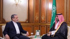 ولي العهد السعودي يبحث مع وزير الخارجية الإيراني مستجدات الأوضاع الإقليمية