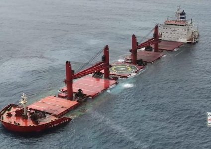 الثانية خلال أيام .. غرق السفينة "إتيرنتي سي" قبالة السواحل اليمنية