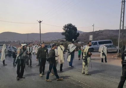 مستوطنون يغلقون طريقا جنوب نابلس