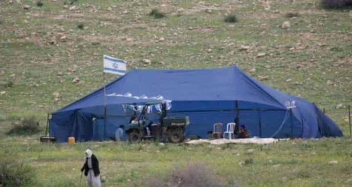 مستوطنون ينصبون منازل متنقلة في الخليل والبلدة القديمة بتواطؤ جيش الاحتلال