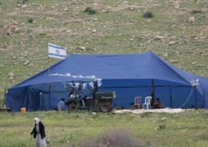 مستوطنون ينصبون منازل متنقلة في الخليل والبلدة القديمة بتواطؤ جيش الاحتلال