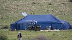 مستوطنون ينصبون منازل متنقلة في الخليل والبلدة القديمة بتواطؤ جيش الاحتلال