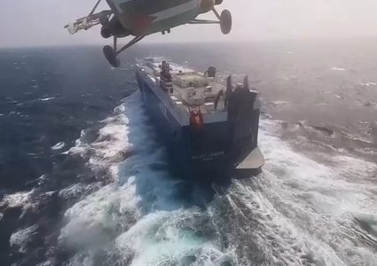 القوات المسلحة اليمنية تعلن إغراق سفينة متجهة إلى ميناء أم الرشراش