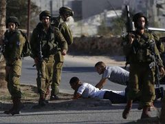 الاحتلال يعتقل مواطنين من محافظة الخليل