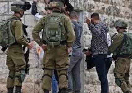 الاحتلال يعتقل 3 شبان من بيتين شرق رام الله