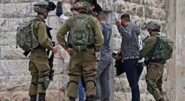 الاحتلال يعتقل 3 شبان من بيتين شرق رام الله