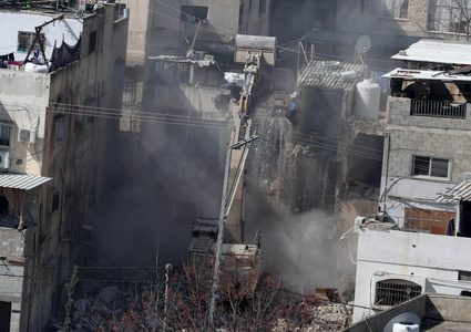 الاحتلال يواصل هدم المنازل في مخيم طولكرم