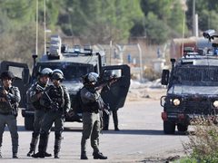 قوات الاحتلال تعتقل مواطنا وتداهم عدة منازل بمحافظة الخليل