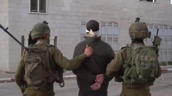 الاحتلال يعتقل شابًا بعد الاعتداء عليه وعلى والده في اللبن الشرقية جنوب نابلس