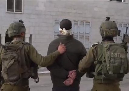 الاحتلال يعتقل شابًا بعد الاعتداء عليه وعلى والده في اللبن الشرقية جنوب نابلس